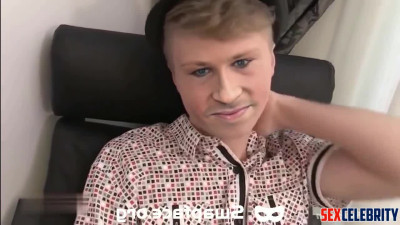Young guy playing with his big dick (Robert Irwin) face swap - DeepFakesCeleb