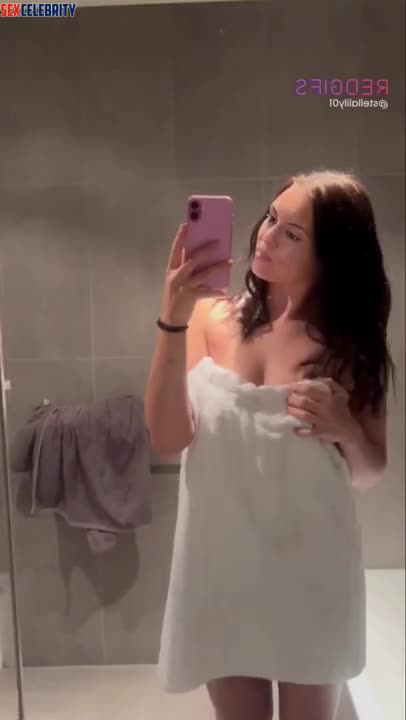 AI MILF Amy Freeze drops her towel and gets a facial