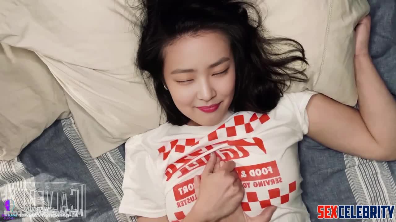 Horny brunette masturbating lying on the bed, Jennie (제니 블랙핑크) real fake