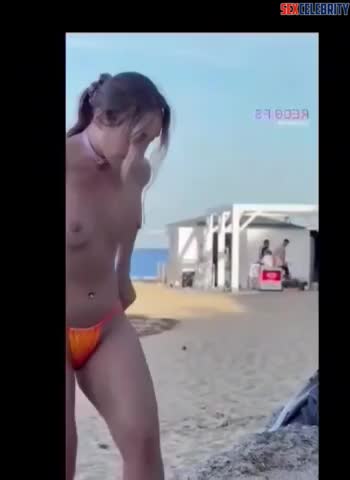 AI Amy Freeze blowjob on the beach