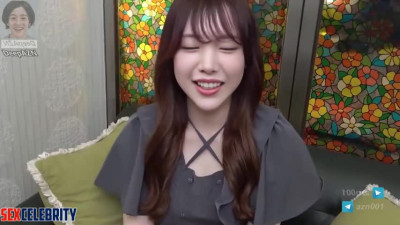 Deepfake Qwer Hina laughs at the camera 히나 큐더블유이알 - DeepFakesCeleb